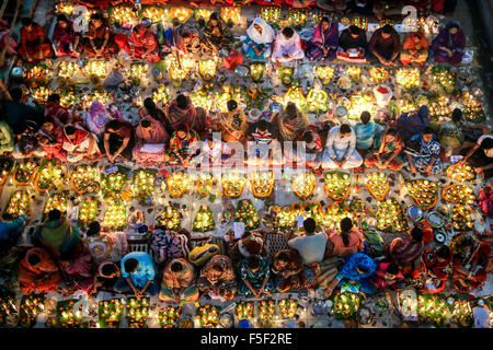 Dacca in Bangladesh. 3 Novembre, 2015. I credenti indù sono seduti insieme sul pavimento in Lokenath Brahmachari Tempio a Swamibag, Dhaka per pregare Lokenath Brahmachari- chi è chiamato Baba Lokenath o semplicemente Lokenath era un palazzo del XVIII secolo San indù e filosofo nel Bengala. Lokenath è nato il 31 agosto 1730. Credito: Mohammad Hossain Ponir/ZUMA filo/Alamy Live News Foto Stock