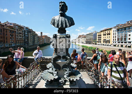 Busto di Benvenuto Cellini orafo scultore, pittore sul Ponte Vecchio, Firenze Foto Stock