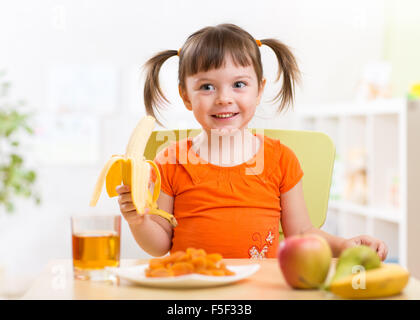 Bambino mangiare cibo sano a casa Foto Stock