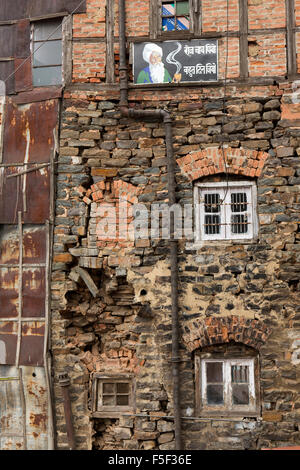 India, Himachal Pradesh, Shimla (Simla), la subsidenza enormi crepe nella parete del vecchio edificio Foto Stock