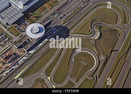 Leipzig, Germania. 03 Nov, 2015. Vista aerea del diamante a forma di Porsche Centro clienti impianto di fabbricazione in Leipzig, Germania, 03 novembre 2015. I marchi Porsche e Audi che sono parte del gruppo Volkswgen sono sotto il sospetto di essere parte della VW lo scandalo delle emissioni. Foto: Jan Woitas/dpa/Alamy Live News Foto Stock