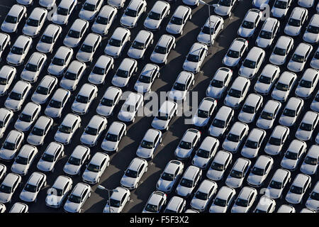 Leipzig, Germania. 03 Nov, 2015. Vista aerea di un parcheggio riempite con nuove vetture Porsche sui terreni della Porsche impianto di fabbricazione in Leipzig, Germania, 03 novembre 2015. I marchi Porsche e Audi che sono parte del gruppo Volkswgen sono sotto il sospetto di essere parte della VW lo scandalo delle emissioni. Foto: Jan Woitas/dpa/Alamy Live News Foto Stock