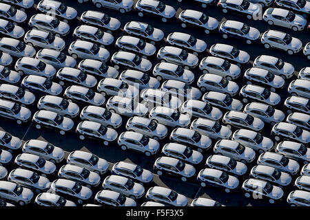 Leipzig, Germania. 03 Nov, 2015. Vista aerea di un parcheggio riempite con nuove vetture Porsche sui terreni della Porsche impianto di fabbricazione in Leipzig, Germania, 03 novembre 2015. I marchi Porsche e Audi che sono parte del gruppo Volkswgen sono sotto il sospetto di essere parte della VW lo scandalo delle emissioni. Foto: Jan Woitas/dpa/Alamy Live News Foto Stock