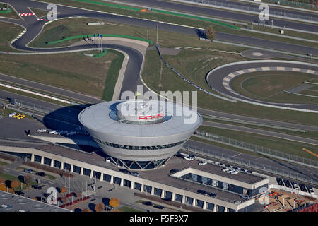 Leipzig, Germania. 03 Nov, 2015. Vista aerea del diamante a forma di Porsche customer center e l'adiacente pista di prova presso lo stabilimento di produzione a Leipzig, Germania, 03 novembre 2015. I marchi Porsche e Audi che sono parte del gruppo Volkswgen sono sotto il sospetto di essere parte della VW lo scandalo delle emissioni. Foto: Jan Woitas/dpa/Alamy Live News Foto Stock