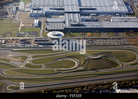 Leipzig, Germania. 03 Nov, 2015. Vista aerea del diamante a forma di Porsche customer center e l'adiacente pista di prova presso lo stabilimento di produzione a Leipzig, Germania, 03 novembre 2015. I marchi Porsche e Audi che sono parte del gruppo Volkswgen sono sotto il sospetto di essere parte della VW lo scandalo delle emissioni. Foto: Jan Woitas/dpa/Alamy Live News Foto Stock