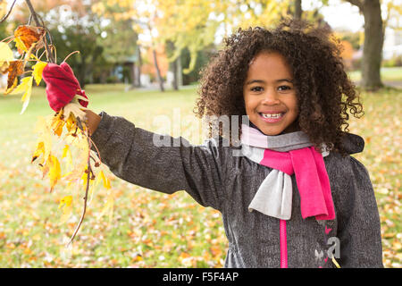 Bambino sulla stagione autunnale ritratto Foto Stock