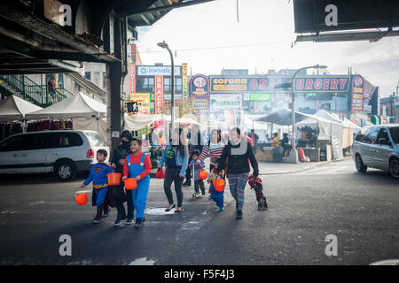 Le imprese e le attività svolte sotto il numero elevato 7 treno nel quartiere della Corona nel Queens a New York sabato 31 ottobre, 2015. Il quartiere della Corona, appena ad est di Jackson Heights, è principalmente di origine ispanica ma è ancora a casa a un mosaico di etnie. (© Richard B. Levine) Foto Stock