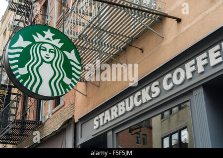 Il logo di Starbucks al di fuori di uno dei loro negozi nel Greenwich Village di New York giovedì 29 ottobre, 2015. Starbucks ha riferito che le vendite sono aumentate del 18% nell'ultimo trimestre citando un 4 per cento di aumento nel traffico di clienti in tutto il mondo. Anche con la crescita delle entrate è sceso al di sotto delle stime degli analisti le previsioni. (© Richard B. Levine) Foto Stock