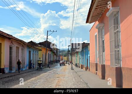 Colorate case color pastello fodera una tranquilla strada residenziale in Trinidad, Cuba Foto Stock