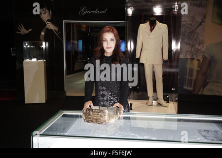 Londra, Inghilterra, UK, 3 novembre 2015 : Photocall per Priscilla Presley a Elvis' mostra presso l'O2a Londra. Foto di vedere Li/Alamy Live News Foto Stock