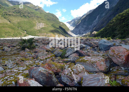 Rocce al ghiacciaio Franz Josef, un ghiacciaio a fondere a causa del cambiamento climatico, Franz Josef, Isola del Sud, Nuova Zelanda Foto Stock