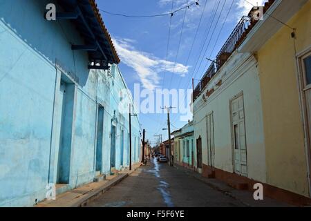 Corro giù street in un tranquillo quartiere di Trinidad Cuba in un bel pomeriggio di sole dopo la pioggia Foto Stock