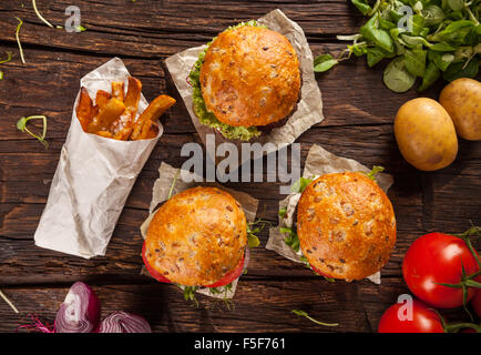 Deliziosi hamburger su legno Foto Stock