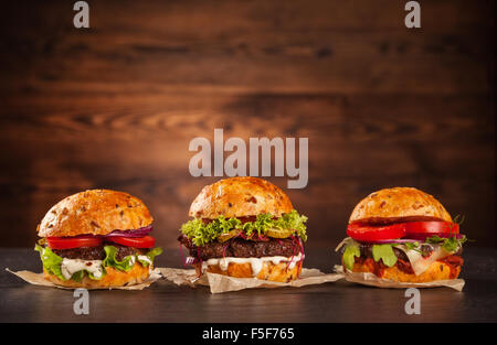 Deliziosi hamburger su legno Foto Stock