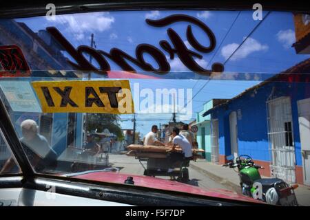 Cuban street view di Trinidad attraverso vecchie vintage Ford taxi parabrezza Foto Stock