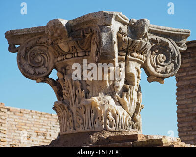 Colonna di marmo dettaglio in Ostia Antica una grande escavazione romana sito nelle vicinanze di Roma, Italia Foto Stock