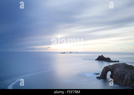 Tranquillo tramonto al Land's End, Cornwall, Regno Unito Foto Stock