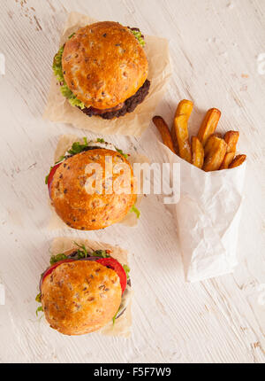 Deliziosi hamburger su legno Foto Stock