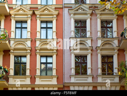 Finestre delle due case cittadine bonificate a Berlino Foto Stock