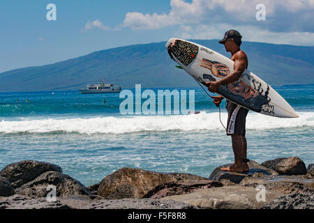 Surfer a Lahaina Harbor, Maui, Hawaii, Molokai in background Foto Stock