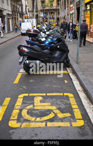 Disabili spazio di parcheggio su strada in Barcellona Catalonia Spagna ES Foto Stock