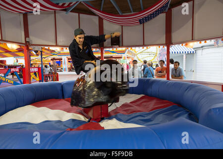 Brighton, Regno Unito, slot machine per rodeo a cavallo sul molo di Brighton Foto Stock