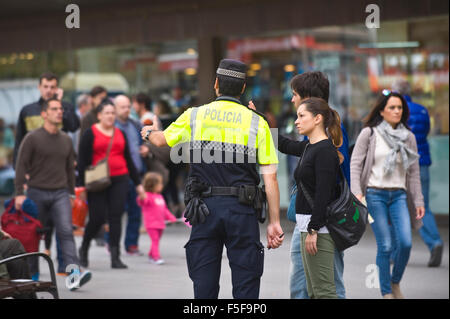 Funzionario di polizia a dare indicazioni ai turisti a Barcellona Catalonia Spagna ES Foto Stock