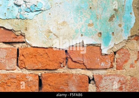 Muro di mattoni con una parte di intonaco Foto Stock