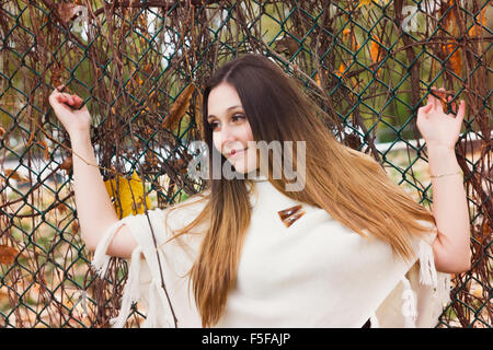 Bella donna autunno in golden park Foto Stock