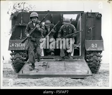 Gli uomini della seconda Armored Cavalry fanti della seconda Armored reggimento di cavalleria, Fort George G. 31 Maggio, 1957. Meade, Maryland, versare al di fuori di un M-59 corazzato trasporto di personale nella fase finale di un assalto su un nemico obiettivo n. Un aggressore simulato vigore aggiunto realismo tattico durante un recente esercizio. Maggio 31, 1957 © Keystone Pictures USA/ZUMAPRESS.com/Alamy Live News Foto Stock