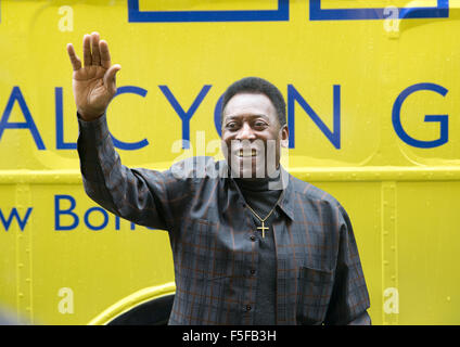 Pele,nome reale Edson Arantes do Nascimento,assiste una mostra su di lui in Bond Street in coincidenza con il suo settantacinquesimo compleanno Foto Stock