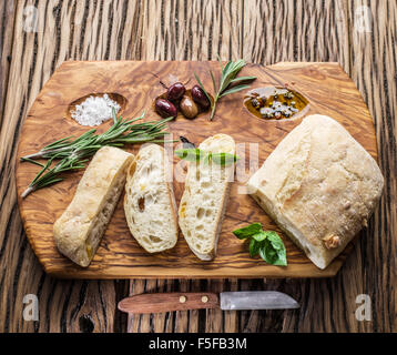 Ciabatta, olive e formaggio blu sul legno. Foto Stock