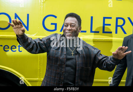 Pele,nome reale Edson Arantes do Nascimento,assiste una mostra su di lui in Bond Street in coincidenza con il suo settantacinquesimo compleanno Foto Stock