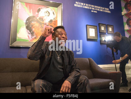 Pele,nome reale Edson Arantes do Nascimento,assiste una mostra su di lui in Bond Street in coincidenza con il suo settantacinquesimo compleanno Foto Stock
