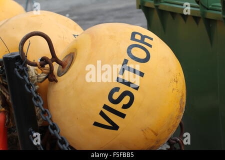 Salvagente grande giallo visitatore boa Foto Stock