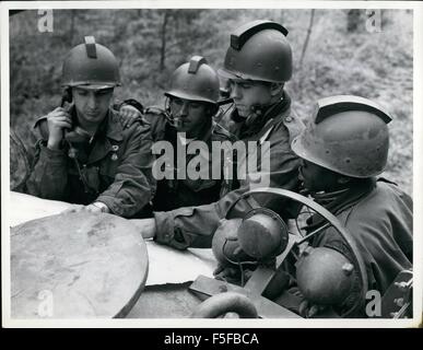 Gli uomini della seconda Armored Cavalry durante un recente esercizio dalle truppe della seconda Armored reggimento di cavalleria, Fort George G. Meade, Maryland, alcuni degli uomini ha agito come aggressore di truppe per dare maggiore realismo alla manovra. Qui quattro di loro pianificare un attacco a sorpresa contro il plotone amichevole. 31 Maggio, 1957. Maggio 31, 1957 © Keystone Pictures USA/ZUMAPRESS.com/Alamy Live News Foto Stock