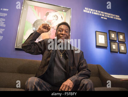 Pele,nome reale Edson Arantes do Nascimento,assiste una mostra su di lui in Bond Street in coincidenza con il suo settantacinquesimo compleanno Foto Stock