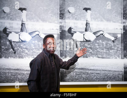 Pele,nome reale Edson Arantes do Nascimento,assiste una mostra su di lui in Bond Street in coincidenza con il suo settantacinquesimo compleanno Foto Stock