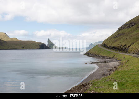 L'isola gasholmur sulle isole Faerøer come si vede da una strada a funzionario ministeriale Foto Stock