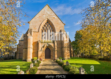 DORNOCH CATHEDRAL Sutherland la Scozia il sentiero verso la porta e gli alberi in autunno Foto Stock