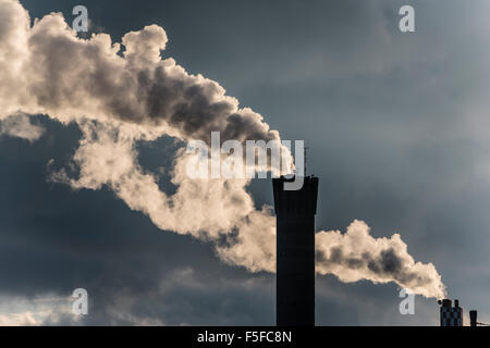 Fumo denso è lasciando pile di fumo di un impianto di alimentazione di Zurigo, Svizzera. Foto Stock