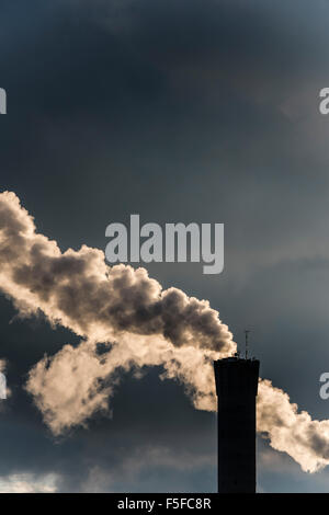 Fumo denso è lasciando pile di fumo di un impianto di alimentazione di Zurigo, Svizzera. Foto Stock