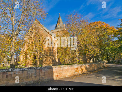 DORNOCH CATHEDRAL SUTHERLAND Scozia circondato da alberi autunnali Foto Stock