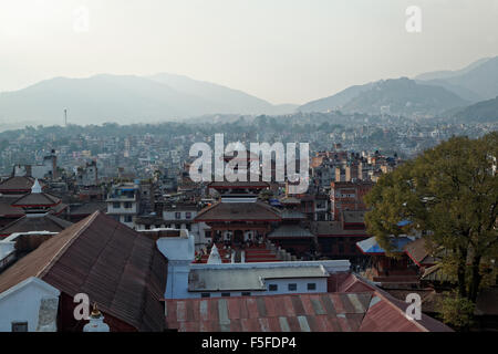 Vista sul tetto di Lalitpur, Kathmandu prima che il terremoto ha seriamente danneggiato molti degli edifici nel 2015 Foto Stock