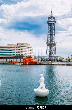 In Spagna, in Catalogna, Barcellona, Port Vell, Rambla del Mar, statua flottante stargazer dallo scultore Robert Llimos Foto Stock