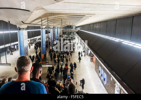 Londra, Inghilterra. 3 Novembre, 2015. La industrial lo sciopero dalla Docklands Light Railway costringe i pendolari a prendere via alternativa al lavoro prendendo la Jubilee Line dal Canary Wharf. L'azione di colpo è dovuto al fine di mercoledì, ma si aspettano ulteriori ritardi il giovedì mattina. Foto Stock