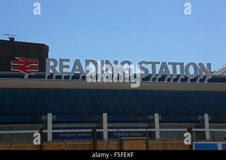 Molto grande in acciaio inox lettere sopra l'entrata nord di lettura la stazione ferroviaria con il vecchio facilmente il logo delle ferrovie Foto Stock