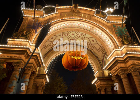 Un grande, spooky testa di zucca in un arco in ingresso ai giardini di Tivoli a Copenaghen in una buia notte di Halloween Foto Stock