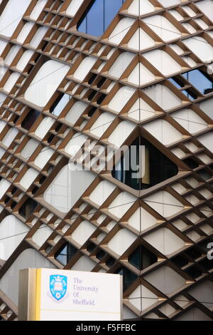 Dettaglio del diamante edificio; una struttura di insegnamento dell'Università di Sheffield, Sheffield, Yorkshire England Regno Unito - 2015 Foto Stock