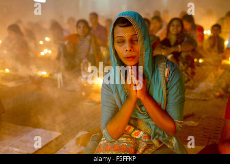 Dacca in Bangladesh. 3 Novembre, 2015. Gli indù si riuniscono per celebrare i religiosi festival indù Rakher Upabas. Durante il festival, ogni sera la gente la luce di una lampada e mantenere il digiuno fino a quando la lampada si brucia. © K M Asad/ZUMA filo/Alamy Live News Foto Stock